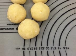 土豆泥中加入熟面粉揉成土豆小球