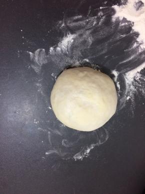 和成柔软的面团，盖上保鲜膜饧15分钟