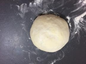 和成柔软的面团，盖上保鲜膜饧15分钟