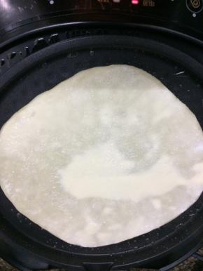 锅中倒入适量的油烧热后，将饼放入