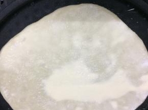 锅中倒入适量的油烧热后，将饼放入