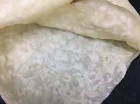 煎到看见鼓起来即可，用筷子从边上挑起，就是两张单饼
