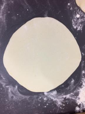 用擀面杖擀成薄饼，要两面擀