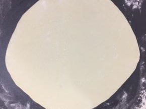 用擀面杖擀成薄饼，要两面擀