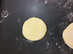 用手按成圆饼，用刷子均匀的刷一层油