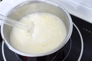 快速加热使黄油融化煮沸。不要小火慢煮。这样会造成水分过度蒸发