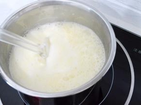 快速加热使黄油融化煮沸。不要小火慢煮。这样会造成水分过度蒸发