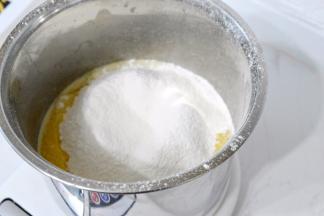 煮沸后离火，加入过筛后的低筋面粉