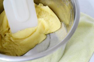 搅拌混合完全后放回火上小火加热。期间要不停从底往上翻拌。防止糊底。当底部出现这种薄薄一层膜后离火