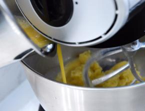 转移到搅拌盆中。分次加入打散的蛋液。确保每次加入前都已经混合搅拌均匀