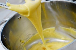 提起搅拌桨，泡芙面糊最终呈这种三角状态时就可以了。如果提起搅拌桨面糊成团直接落下就说明面糊太干。可以少量加入蛋液混合观察状态。注意不要一次加入太多。一旦蛋液量太多面糊过稀就无法挽救了