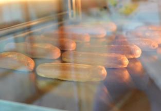 送入预热好的烤箱。200摄氏度烘烤30-35分钟。期间不能打开烤箱。瞬间的降温会使泡芙回缩停止膨胀