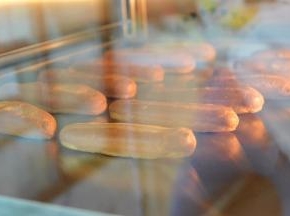 送入预热好的烤箱。200摄氏度烘烤30-35分钟。期间不能打开烤箱。瞬间的降温会使泡芙回缩停止膨胀