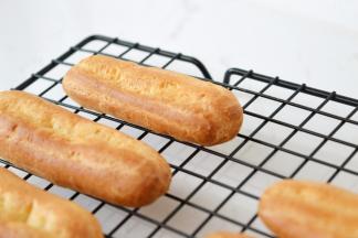 烤好的泡芙放在网架上晾凉