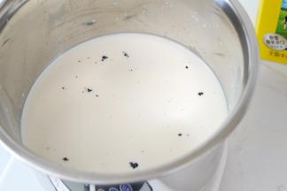 香草荚用刀划开刮出香草籽，加入牛奶中。剖开的香草荚也一起丢进去