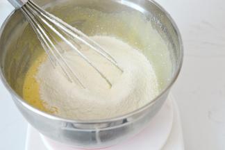 加入过筛后的低筋面粉