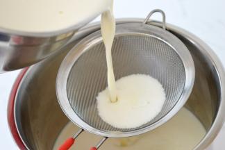 与蛋黄糊混合搅拌均匀之后过筛。这一步不能省略。不然做出的卡仕达酱可能会不顺滑