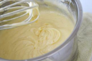 隔热水搅拌混合。要不停搅拌防止局部过热结块。状态浓稠可以出现清晰纹路时关火离开热水。