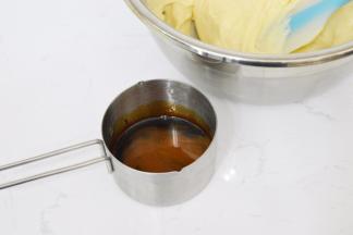 浓缩咖啡粉＋热水融化后。加入卡仕达酱混合均匀。装入裱花袋备用