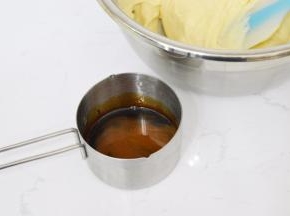 浓缩咖啡粉＋热水融化后。加入卡仕达酱混合均匀。装入裱花袋备用