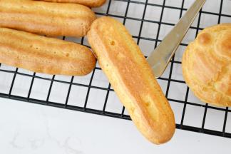 底部先用筷子扎三个洞。然后挤入卡仕达酱即可