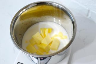 牛奶，食盐，水，切小块的黄油按量称量