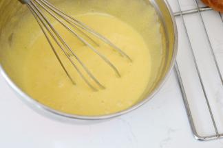 接下来制作咖啡卡仕达奶油酱
蛋黄＋砂糖，打散发白