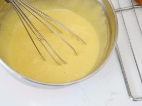 接下来制作咖啡卡仕达奶油酱
蛋黄＋砂糖，打散发白