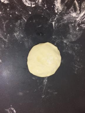 然后在拿一个放在上面，轻轻的按一下，在将四周捏紧