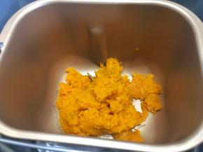 将南瓜泥倒入面包机内