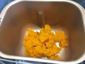 将南瓜泥倒入面包机内