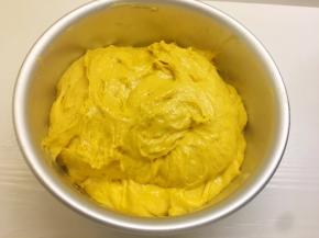 放入模具中，用刮刀表明刮平