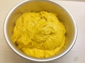 放入模具中，用刮刀表明刮平