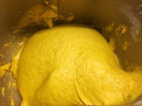 面包机揉好后取出