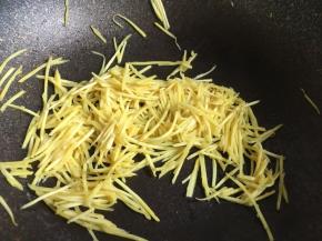 平底锅烧热，加入适量油，将红薯丝炒软