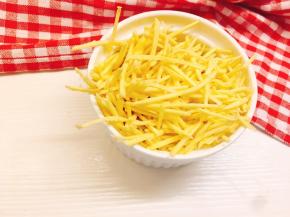 先把红薯去皮洗净，擦丝