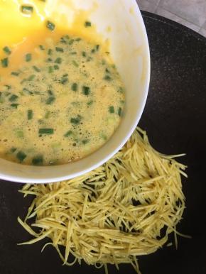 倒入混合好的蛋液