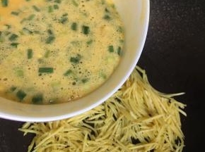 倒入混合好的蛋液