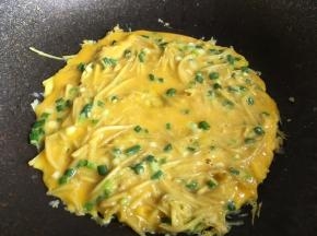 小火慢慢煎，凝固后翻面，两面煎至金黄即可