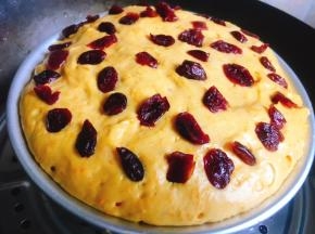 表面放上蔓越莓，上锅蒸熟