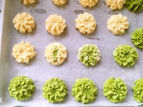 烤箱预热150度，烤盘铺油纸，垂直挤出大小相同的花朵