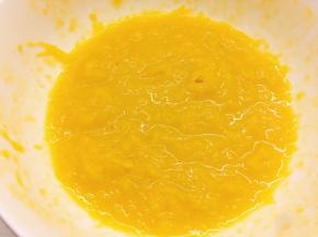 用手抓匀或用筷子搅拌均匀