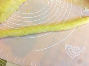 取一个小面团揉成长条