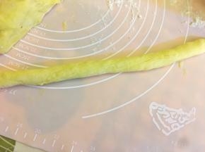 取一个小面团揉成长条