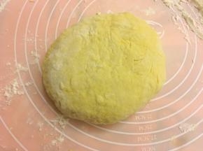 将面团取出揉好