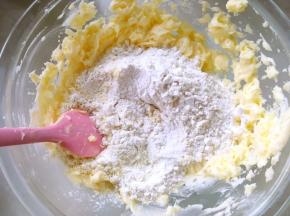 过筛低筋面粉，高筋面粉，奶粉，玉米淀粉，杏仁粉，用刮棒搅拌均匀无颗粒