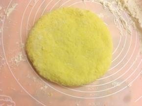 将南瓜面团压扁