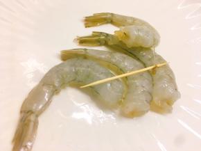 鲜虾去头去壳（留下最后一节虾壳），在第二节虾肉处用牙签挑出虾线