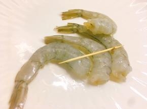 鲜虾去头去壳（留下最后一节虾壳），在第二节虾肉处用牙签挑出虾线