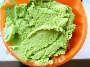 之后将搅拌均匀的抹茶面糊也装入裱花袋，用刮板将面糊向前推，排出空气